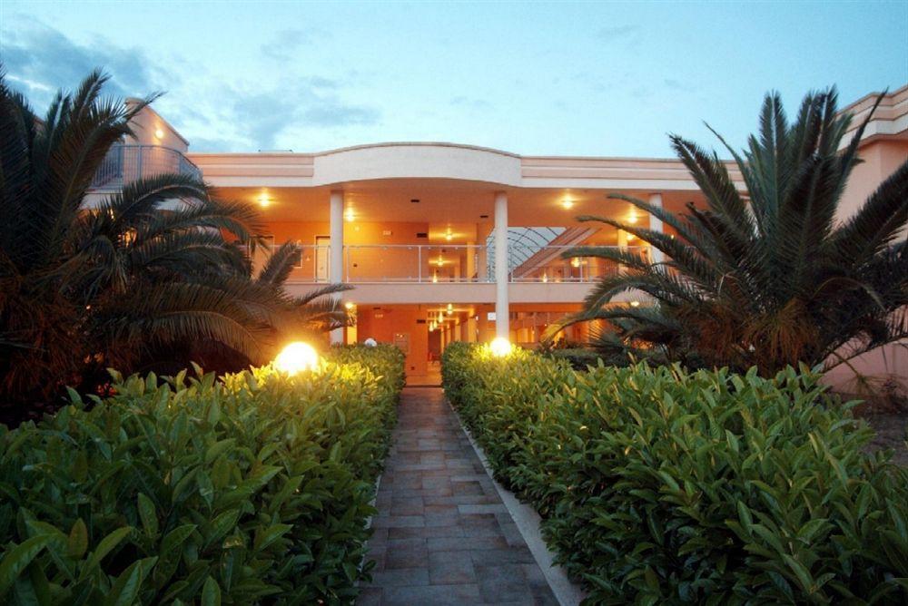 Hotel Minerva Brindisi Bagian luar foto