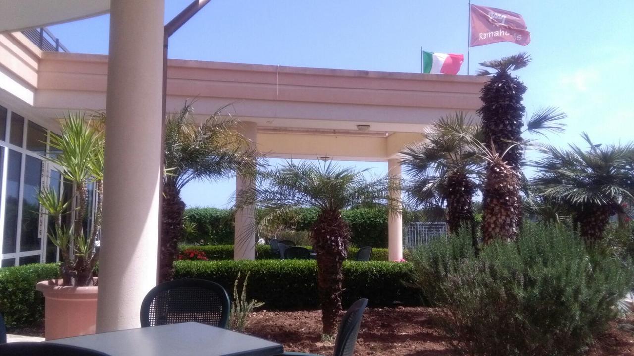 Hotel Minerva Brindisi Bagian luar foto
