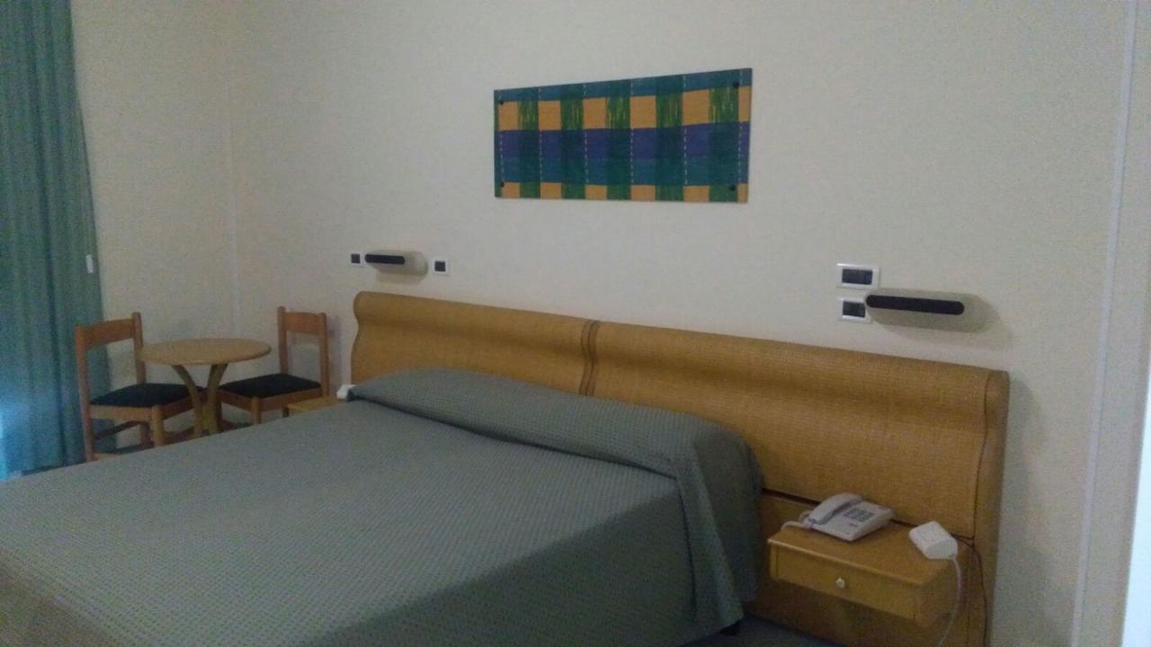 Hotel Minerva Brindisi Bagian luar foto