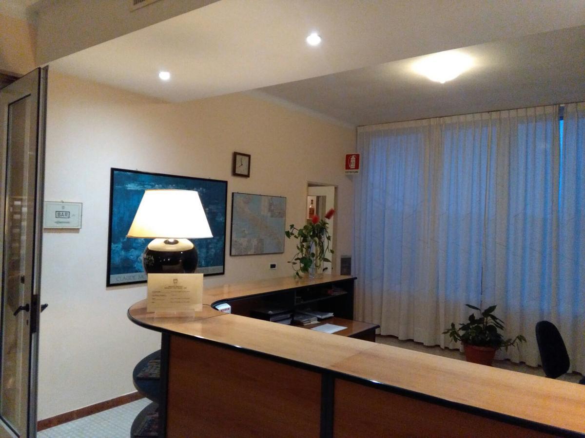 Hotel Minerva Brindisi Bagian luar foto