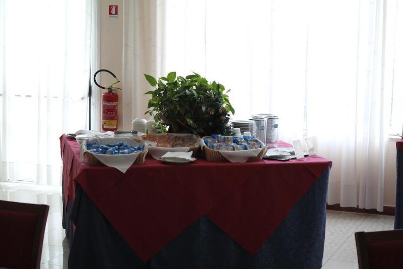 Hotel Minerva Brindisi Bagian luar foto