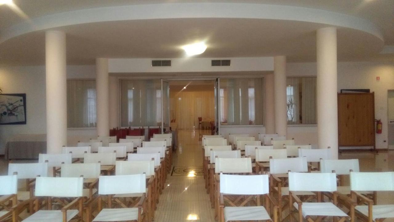 Hotel Minerva Brindisi Bagian luar foto
