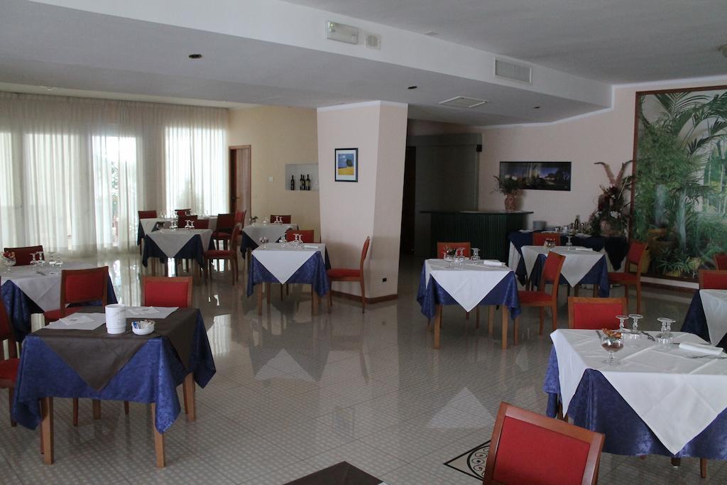 Hotel Minerva Brindisi Bagian luar foto